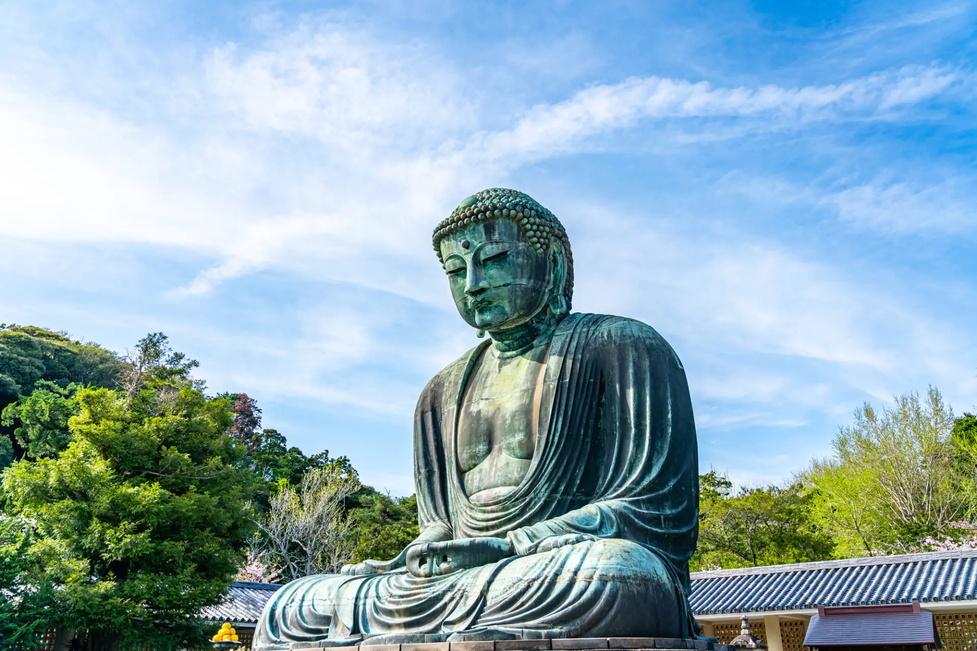 威厳を持って佇む「鎌倉大仏」の姿に圧倒される