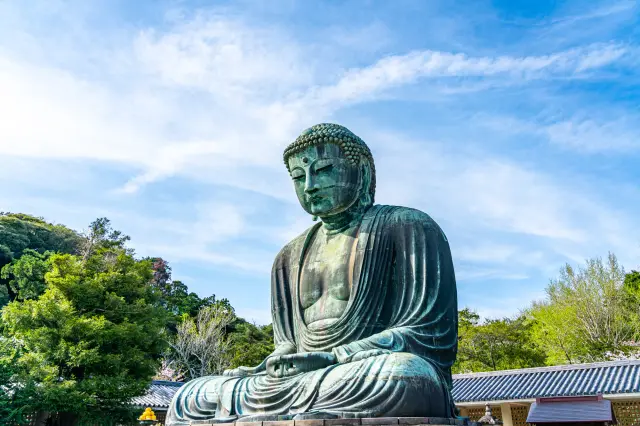 威厳を持って佇む「鎌倉大仏」の姿に圧倒される