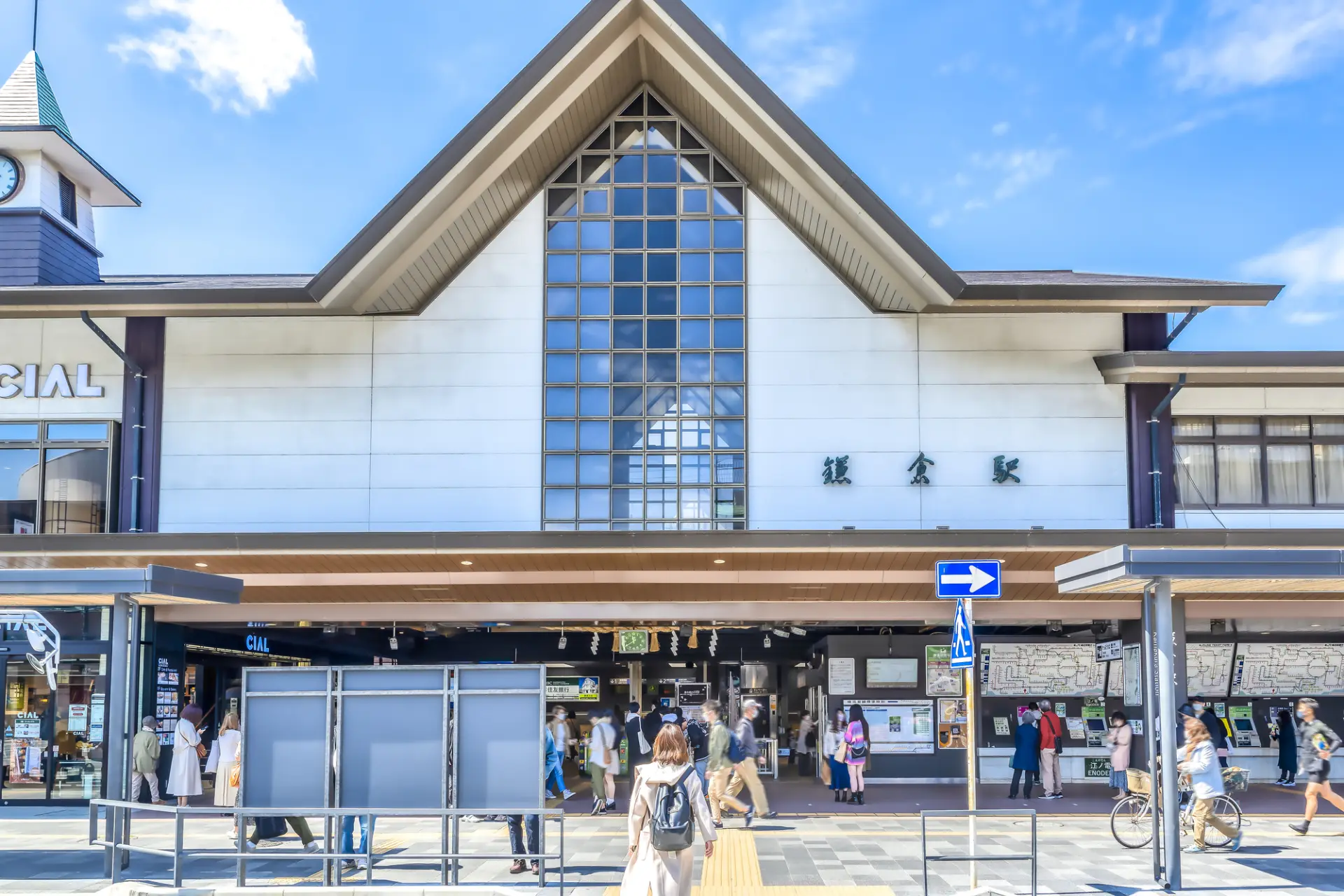たくさんの人で賑わう鎌倉駅