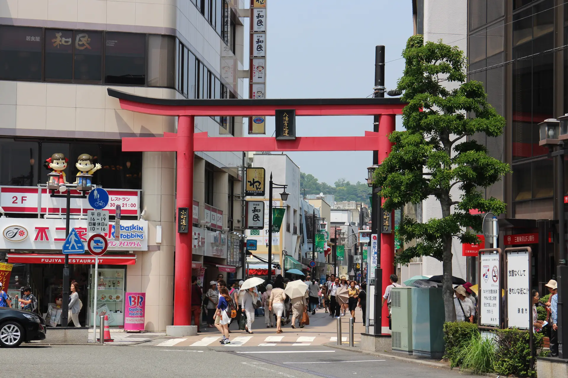 入り口の目印は赤い鳥居（写真提供：鎌倉市観光協会）