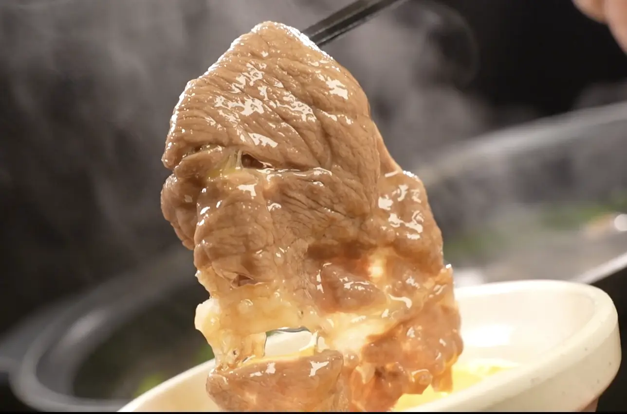 溶き卵につけていただく、すき焼きも楽しめる