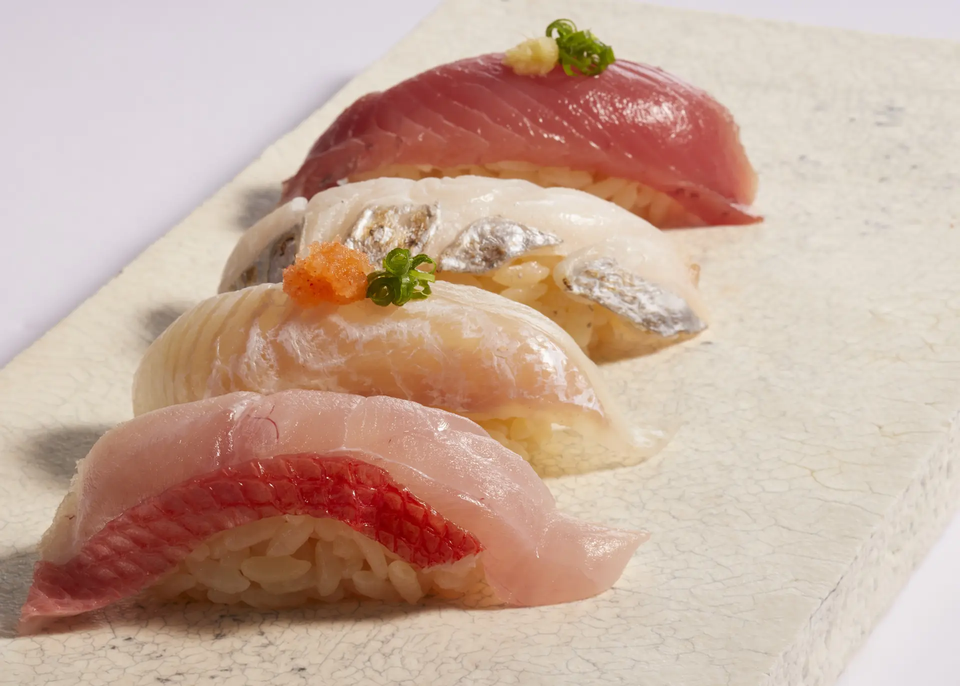 豊洲直送の鮮魚を特製の赤シャリで味わう