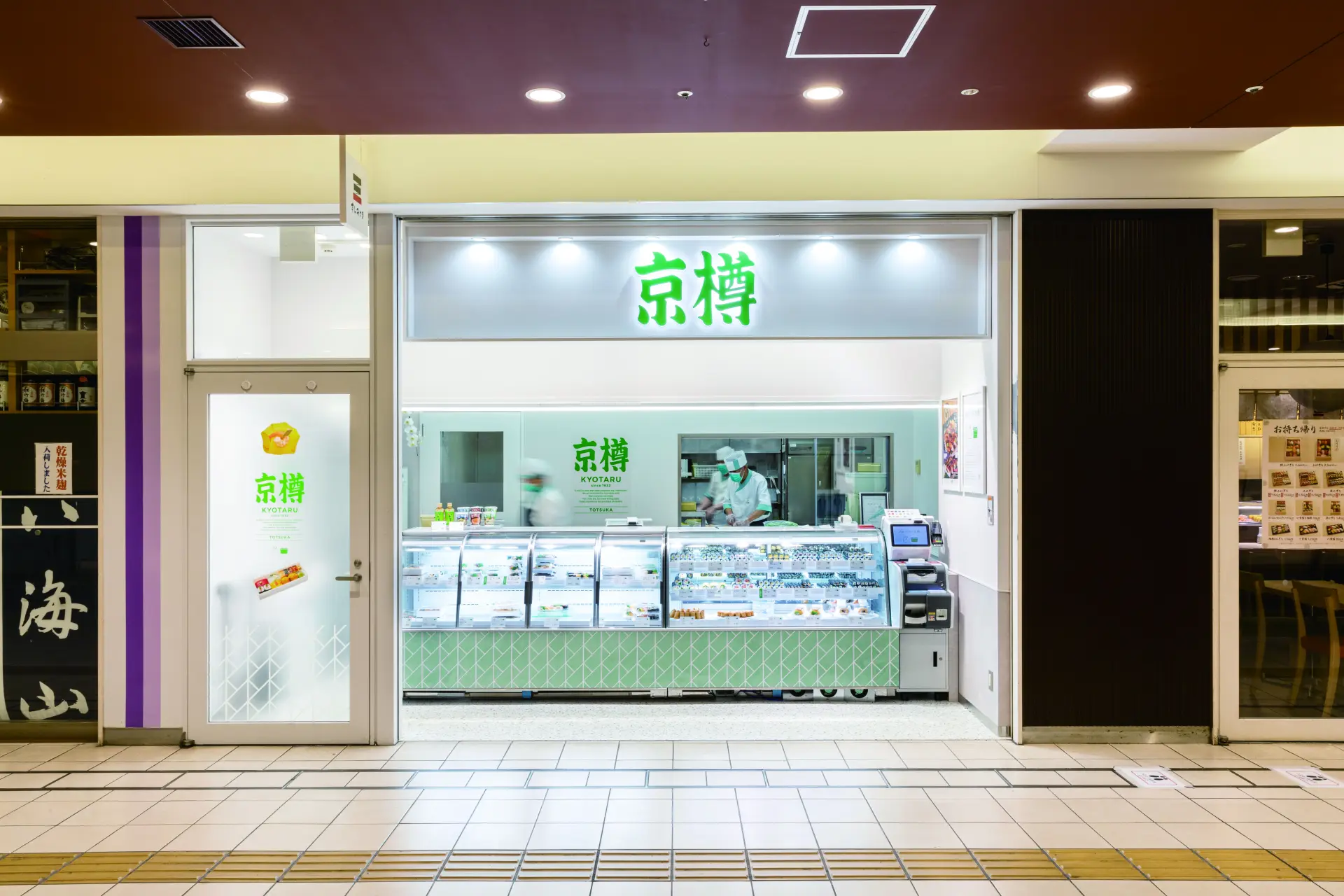 清潔感と温もりを感じる店内