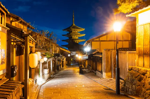 浮現於夜空的八坂塔