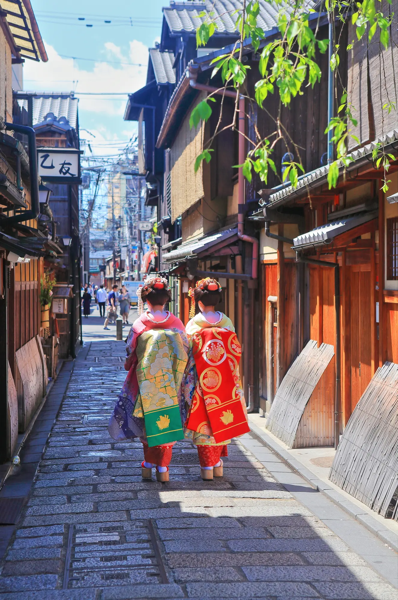 艳丽的舞妓走过祇园巽桥