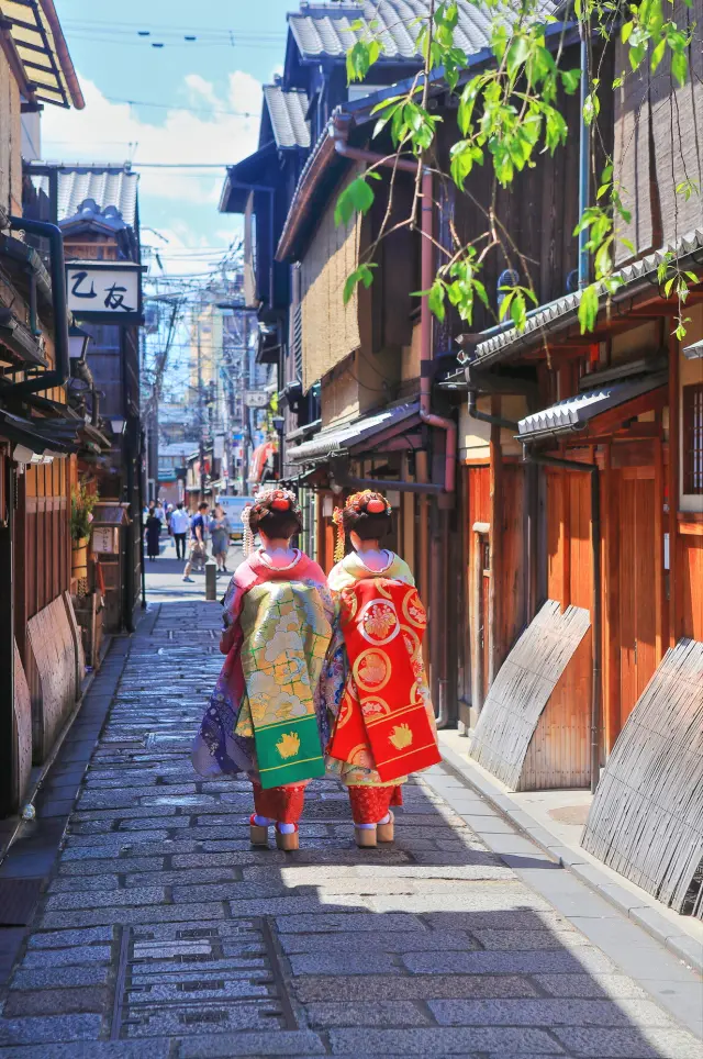 艷麗的舞妓走過祇園巽橋