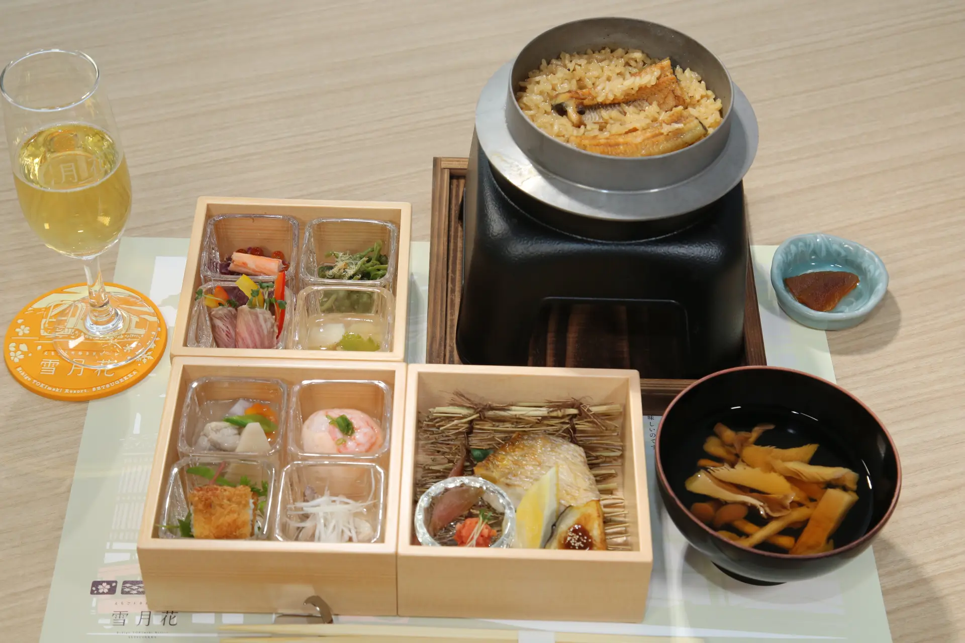 「百年料亭、熱々釜めしコース」