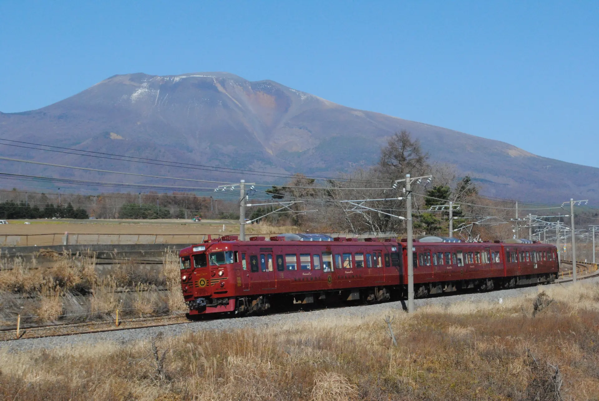 浅間山の麓、しなの鉄道線随一の高原地帯を走る
