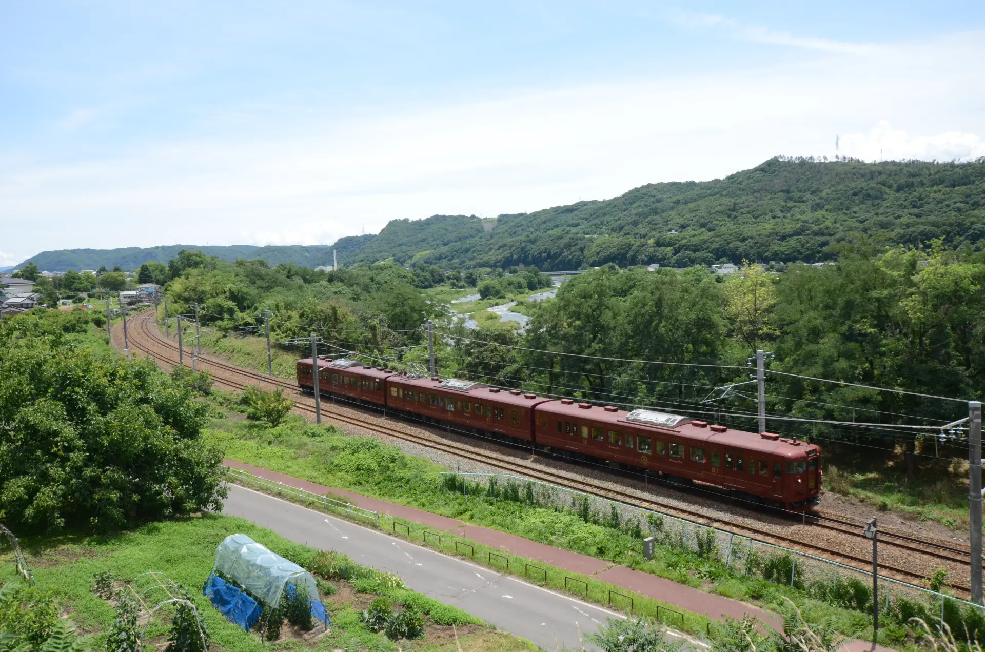 つかず離れずの距離で千曲川に沿って走る