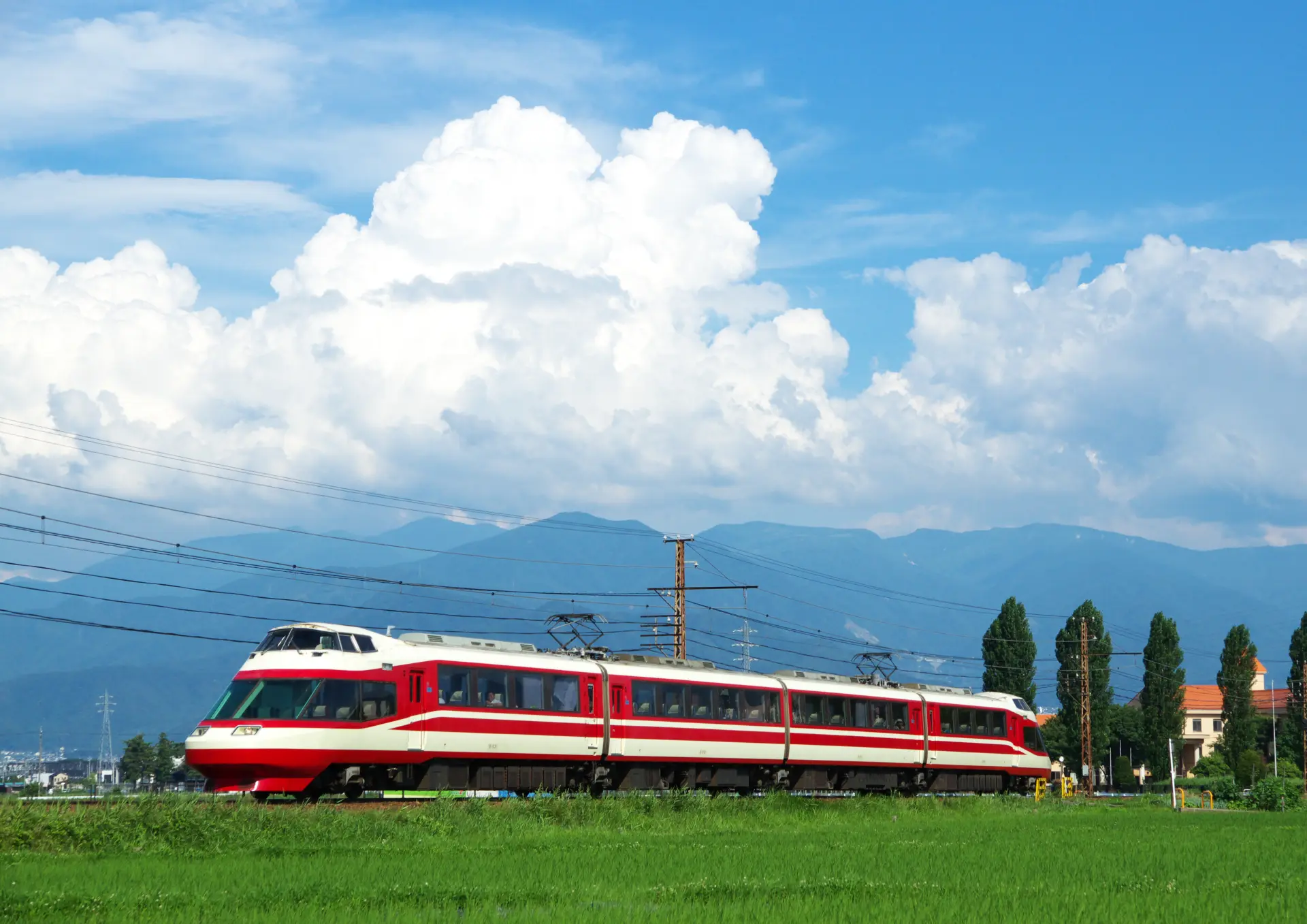 田園風景の中を走る特急「ゆけむり〜のんびり号〜」。この中間1車両が「北信濃ワインバレー列車」となっている