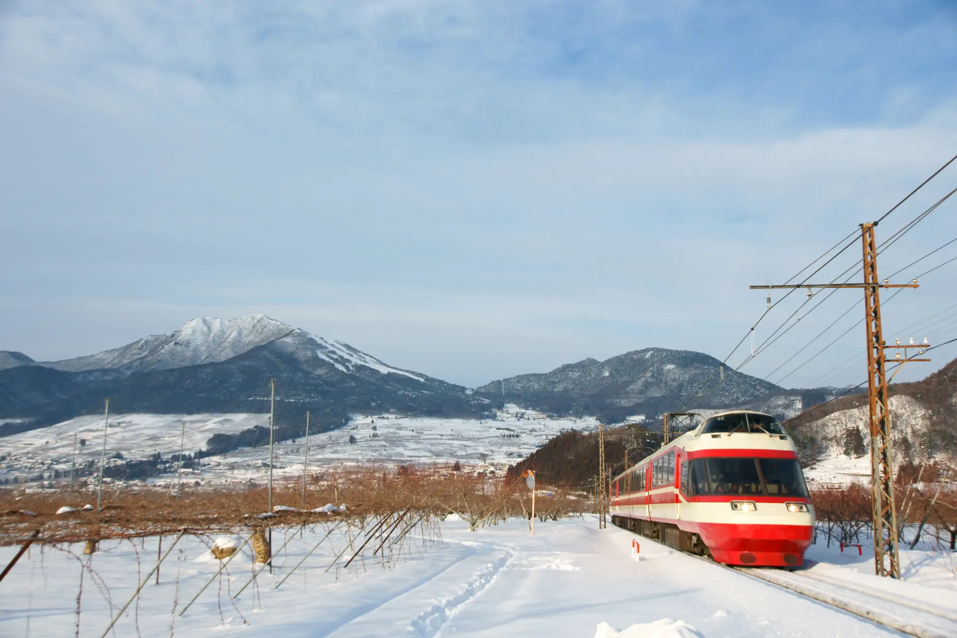 「高社山」のくっきりとした稜線が清々しい
