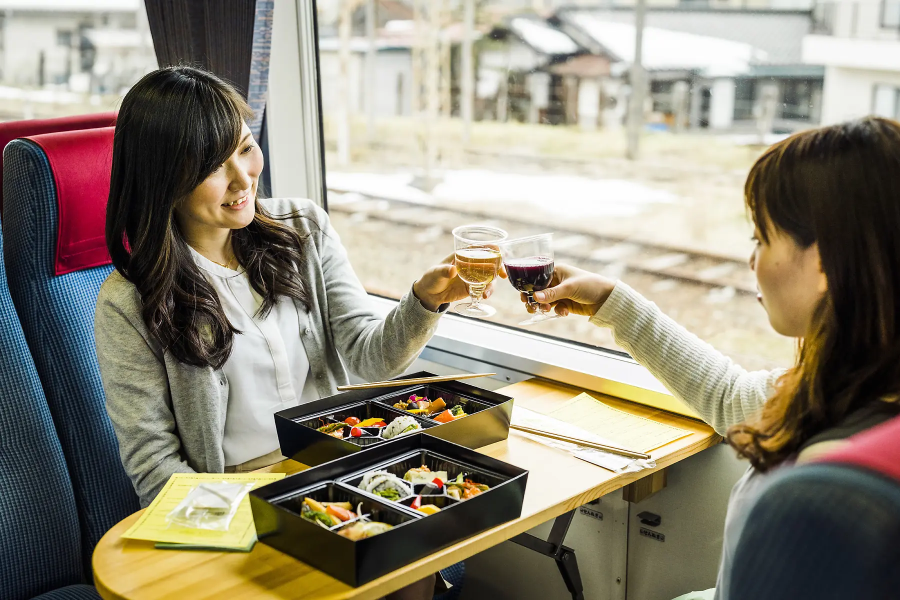 心地よい揺れを感じながら信州産ワインで乾杯