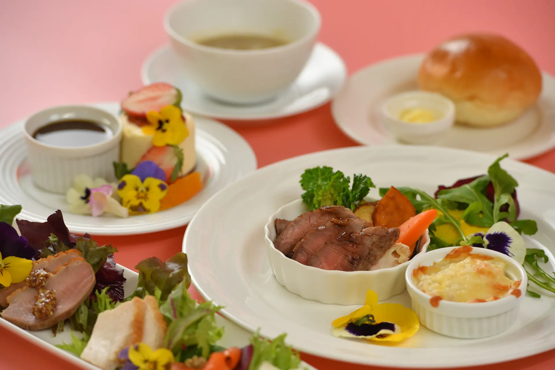 「姨捨ナイトクルーズ」の食事は花咲くガーデンのよう