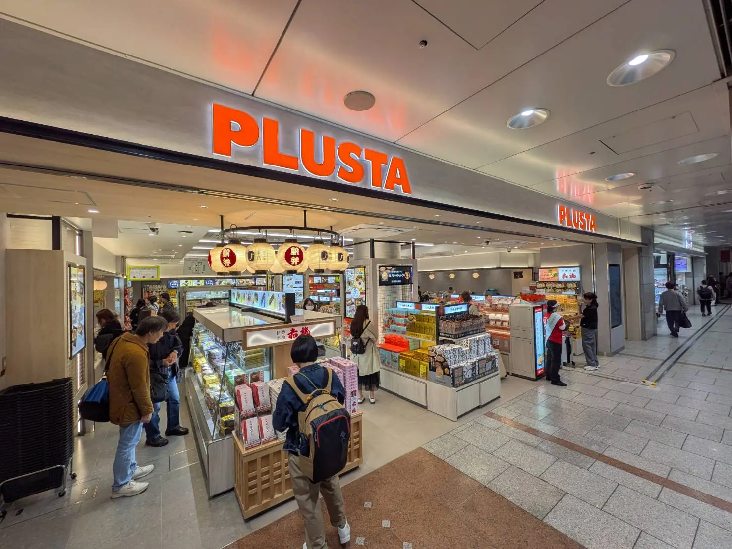 A shop in front of the ticket gates where Nagoya souvenirs and light meals are ready to go