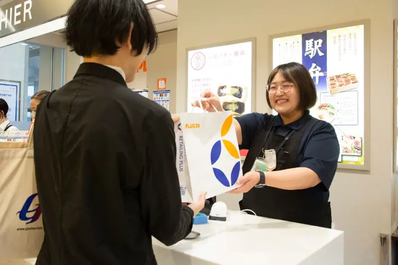 笑顔で出迎えるPLUSTAのスタッフ