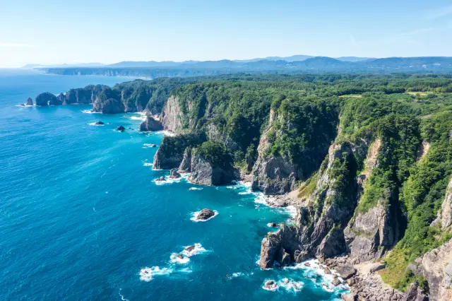 三陸の海岸線に広がるダイナミックな景観。内陸の山や渓谷とは異なる、岩手ならではの風景に出会える