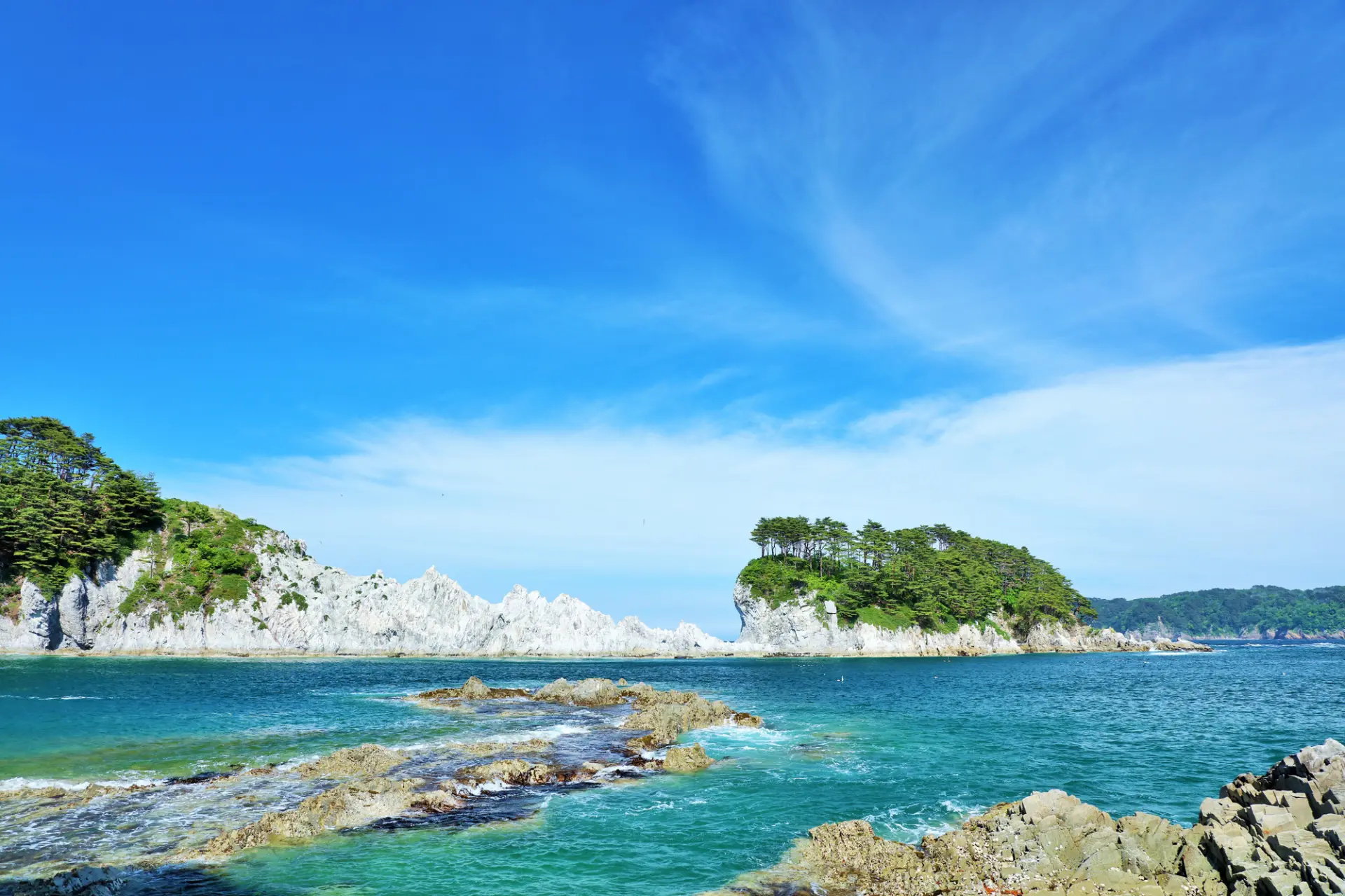 約5200万年前に形成された奇岩の数々や透明度の高い海水が美しい、日本を代表する景勝地