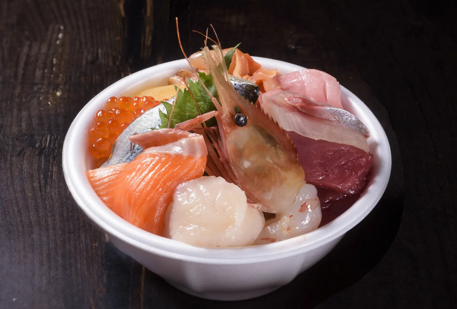 陸奥湾の新鮮な魚介類が目白押し。季節限定で大間のマグロも！