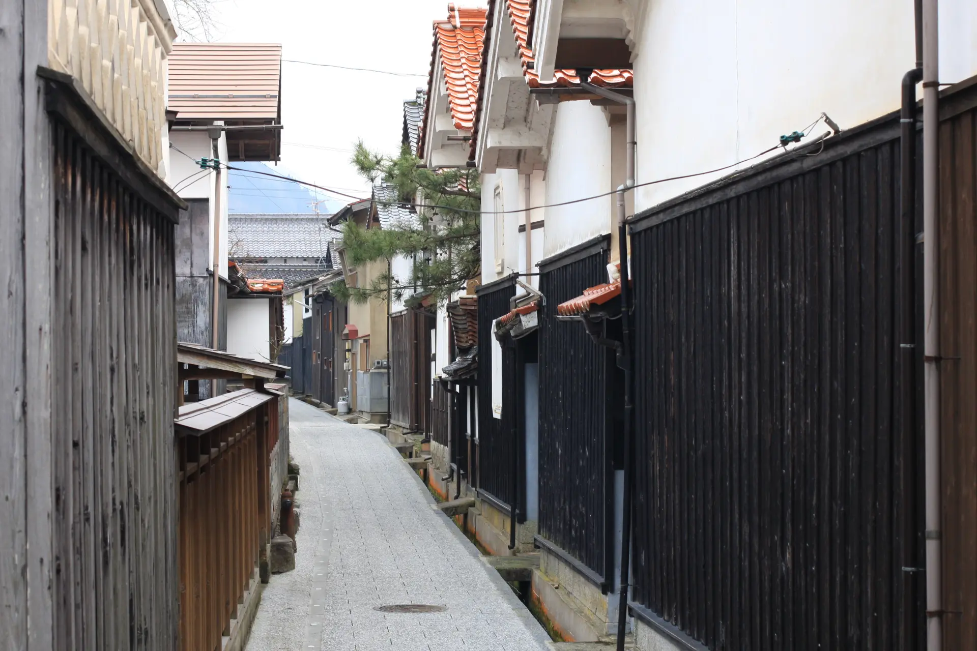 若桜鬼ヶ城の城下町として発展した街並みの面影を残している
