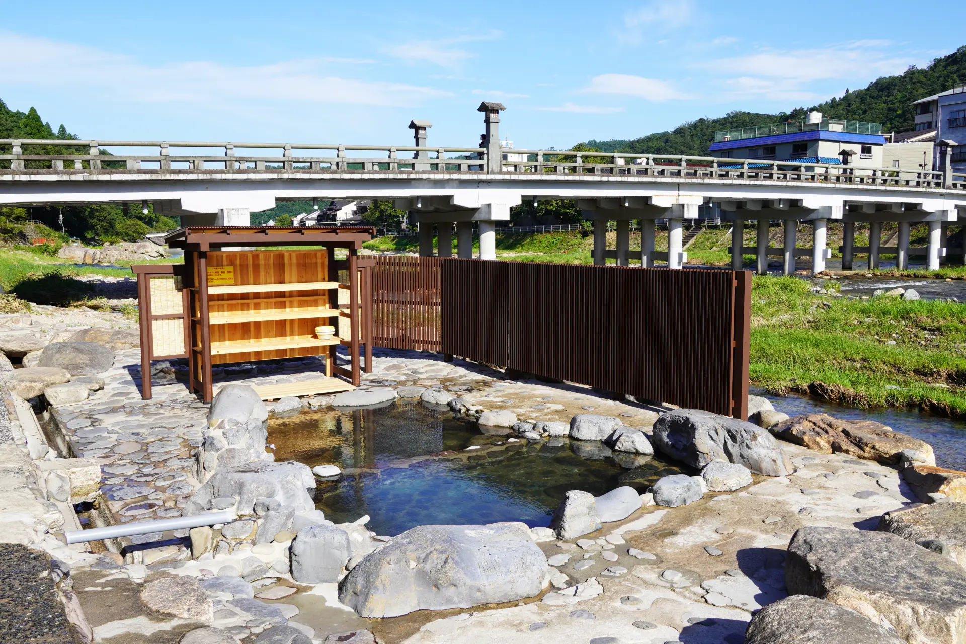 三徳川、三朝橋のほとりにある「河原風呂」は町のシンボル的存在