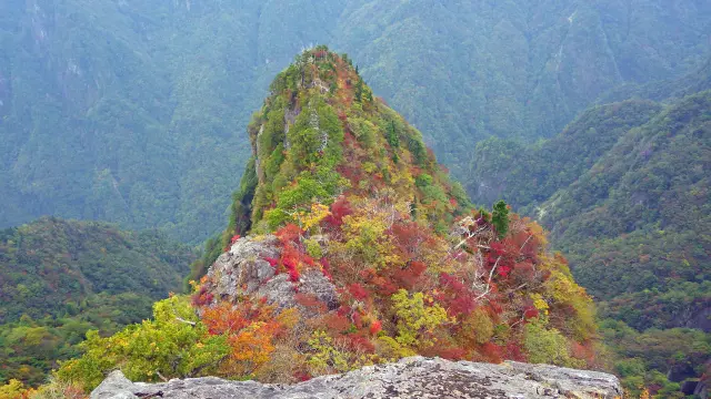 まるでパッチワークのような色彩をまとう断崖絶壁の「大蛇嵓（だいじゃぐら）」