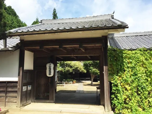 武家屋敷の雰囲気を醸し出す重厚な門構え