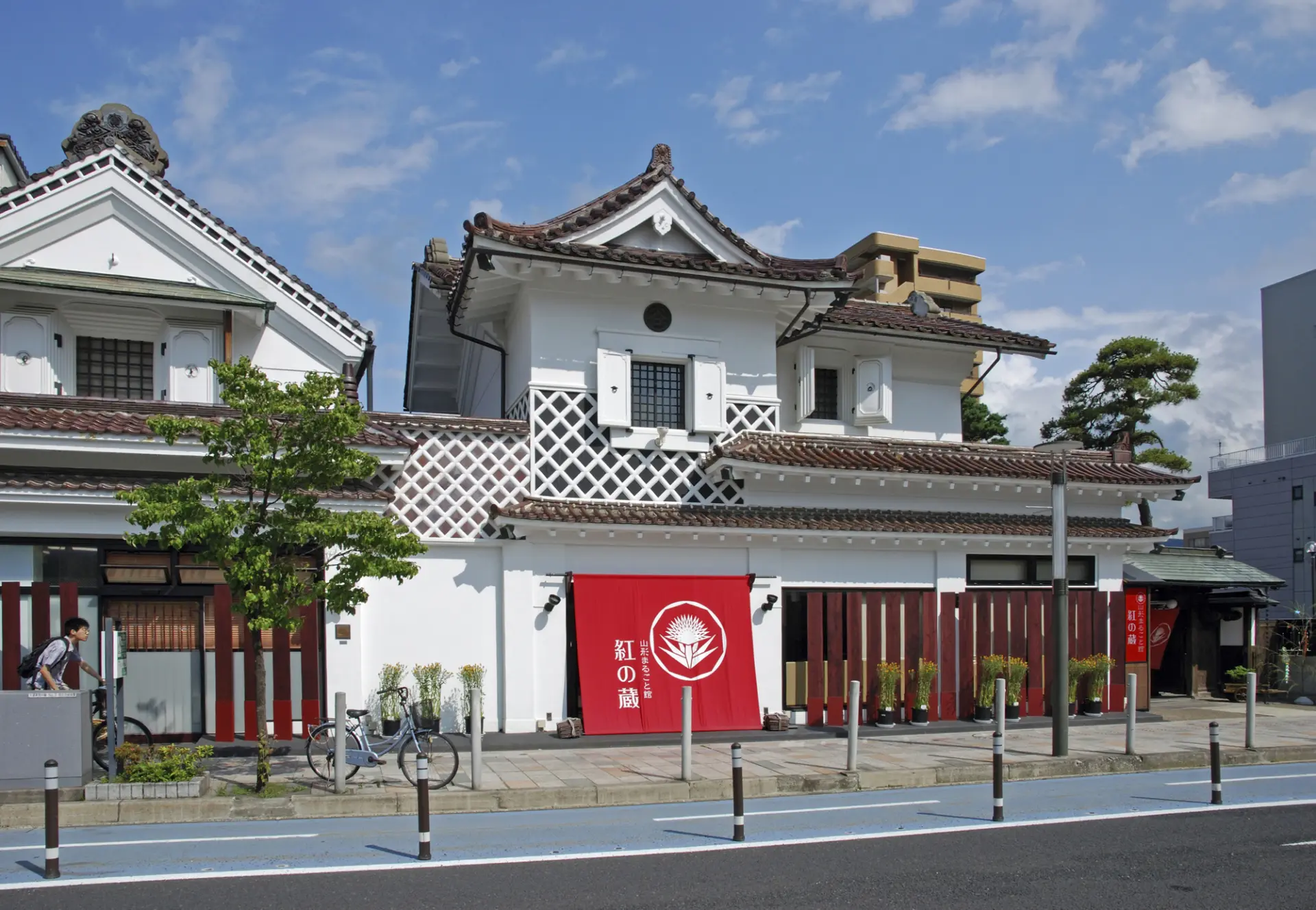 可欣賞歷史藏屋風貌的「山形まるごと館紅の蔵」