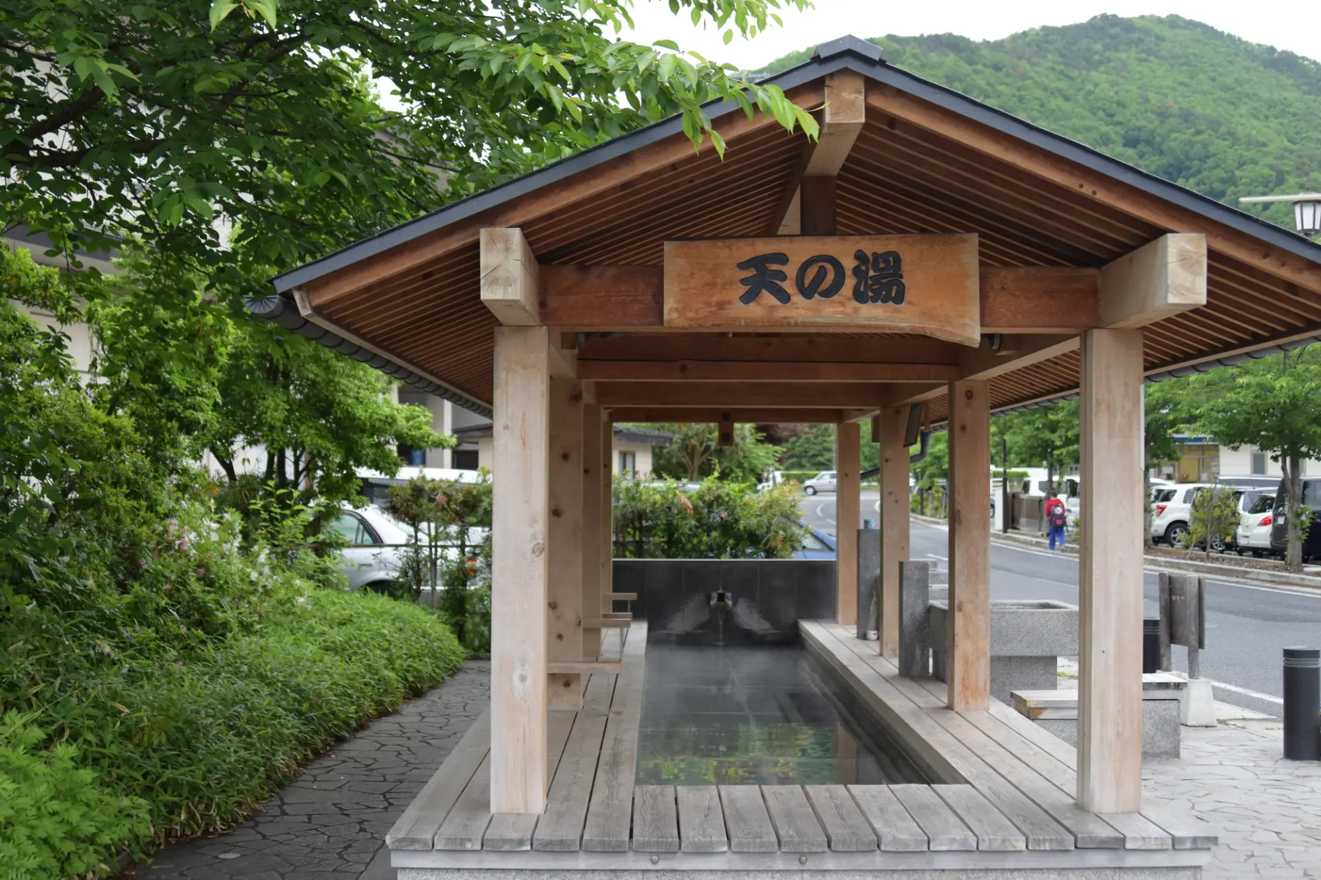 足湯だけでなく手湯や飲泉所も備える「天の湯」