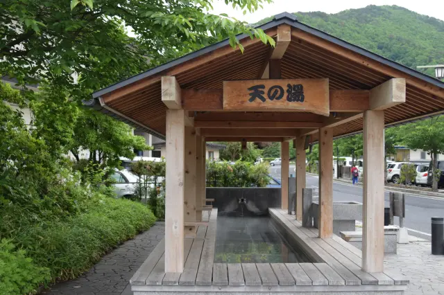 足湯だけでなく手湯や飲泉所も備える「天の湯」