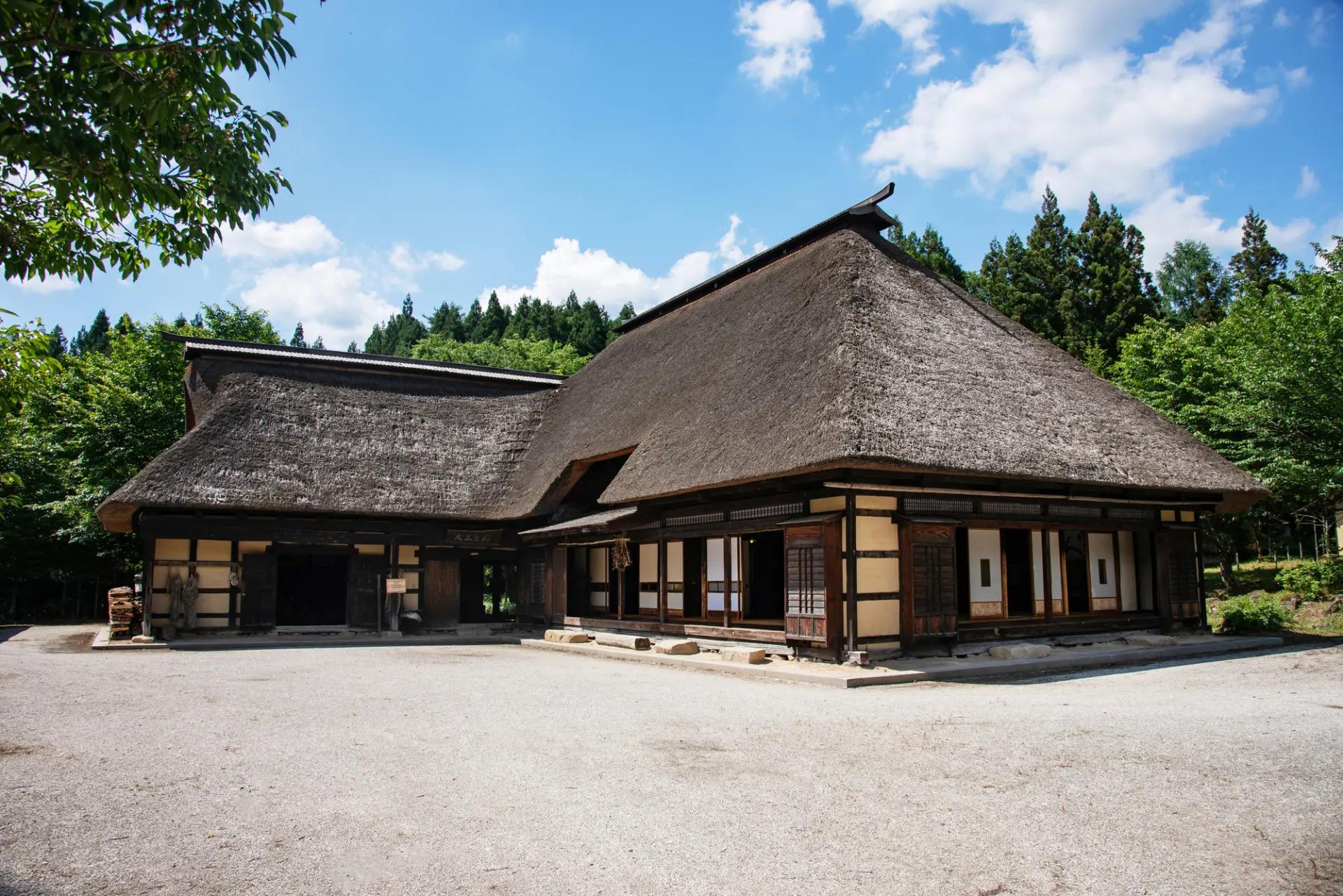 上層農家の形式を継承した大規模住宅「旧柏倉家住宅」（写真はイメージです）