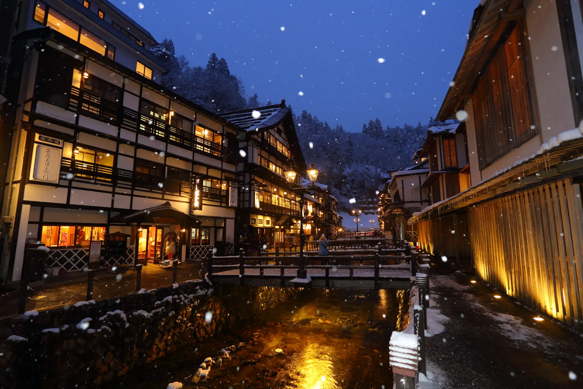 雪がしんしんと降る温泉街