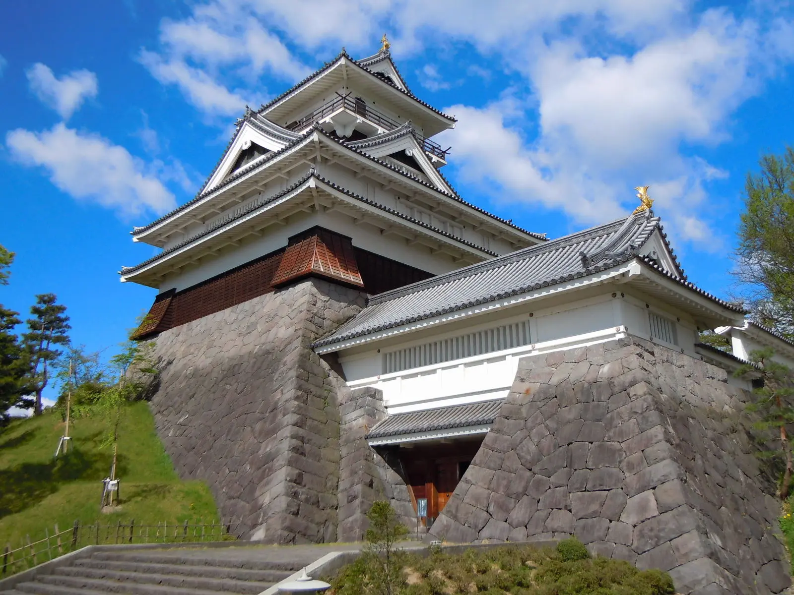 趣の異なる2つの地区からなる温泉郷