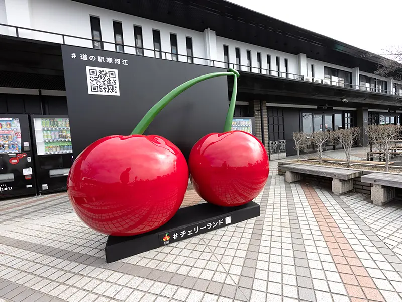 さくらんぼのオブジェはフォトスポットとして人気