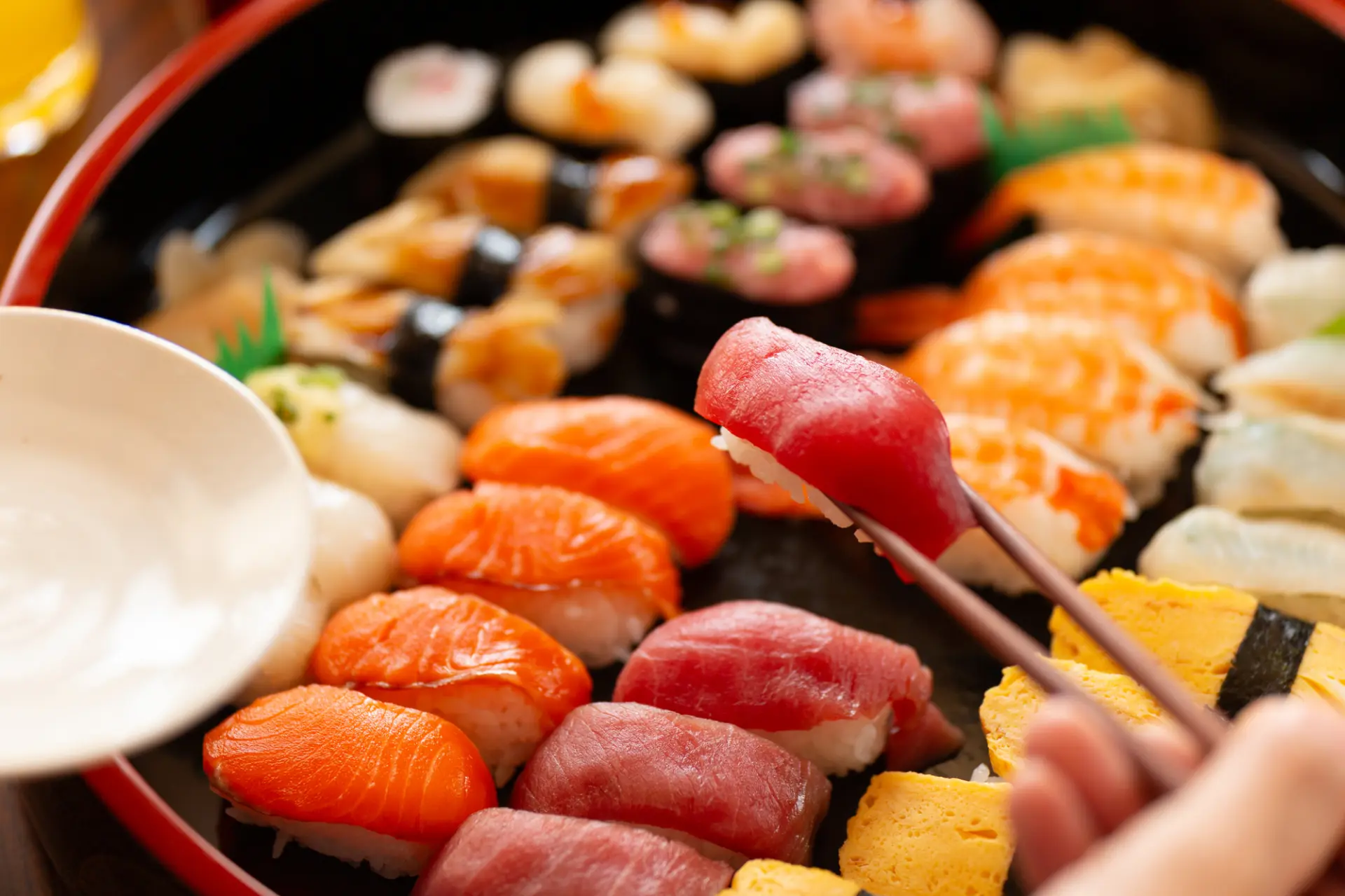 素材を吟味し、贅沢に使ったにぎり寿司を楽しめる(写真はイメージです)