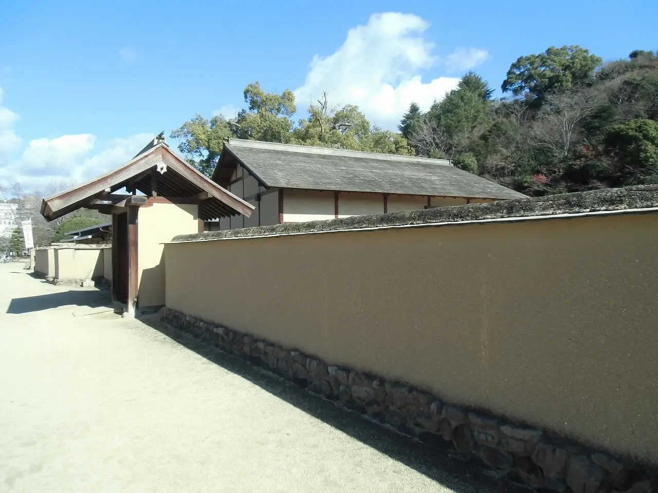 約8.6ヘクタールの広大な園内には武家屋敷など見どころが多彩