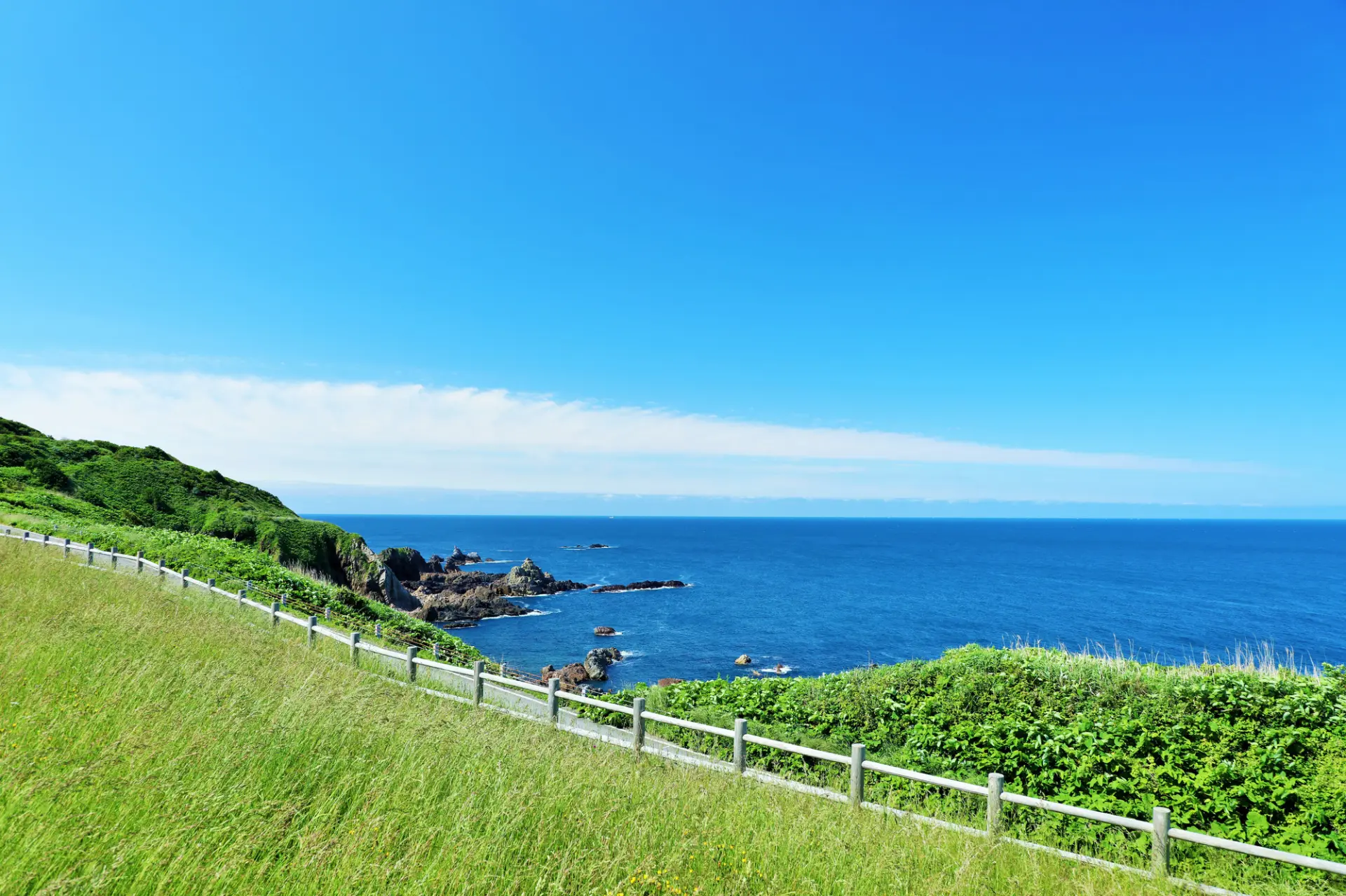 日本海に面した男鹿エリアの海岸風景。秋田のエリアごとの違いを感じられる