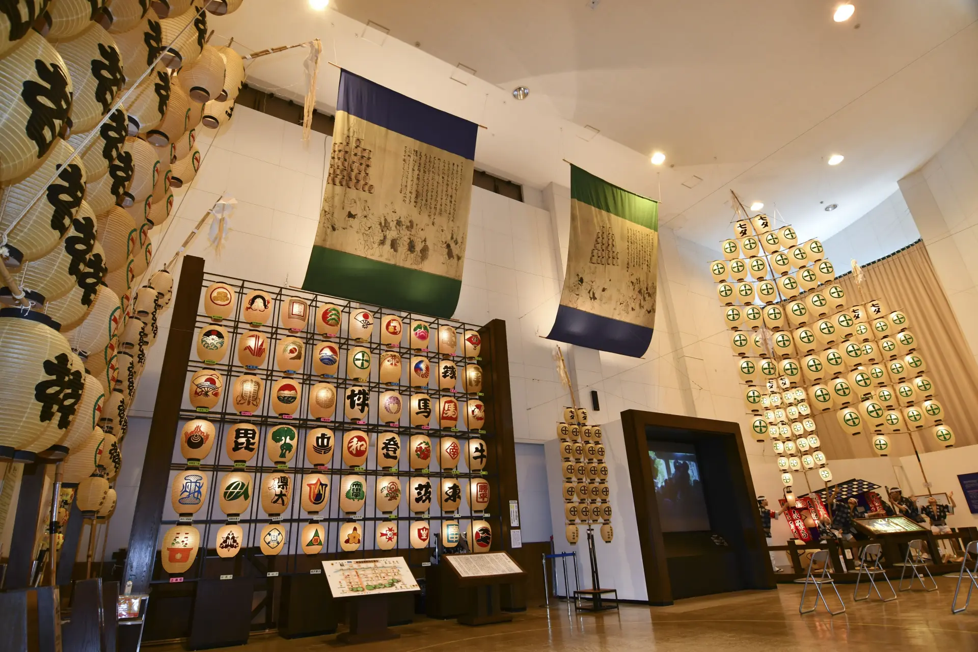 実物大の竿燈を展示するほか、秋田の祭りや伝統芸能を詳しく紹介している