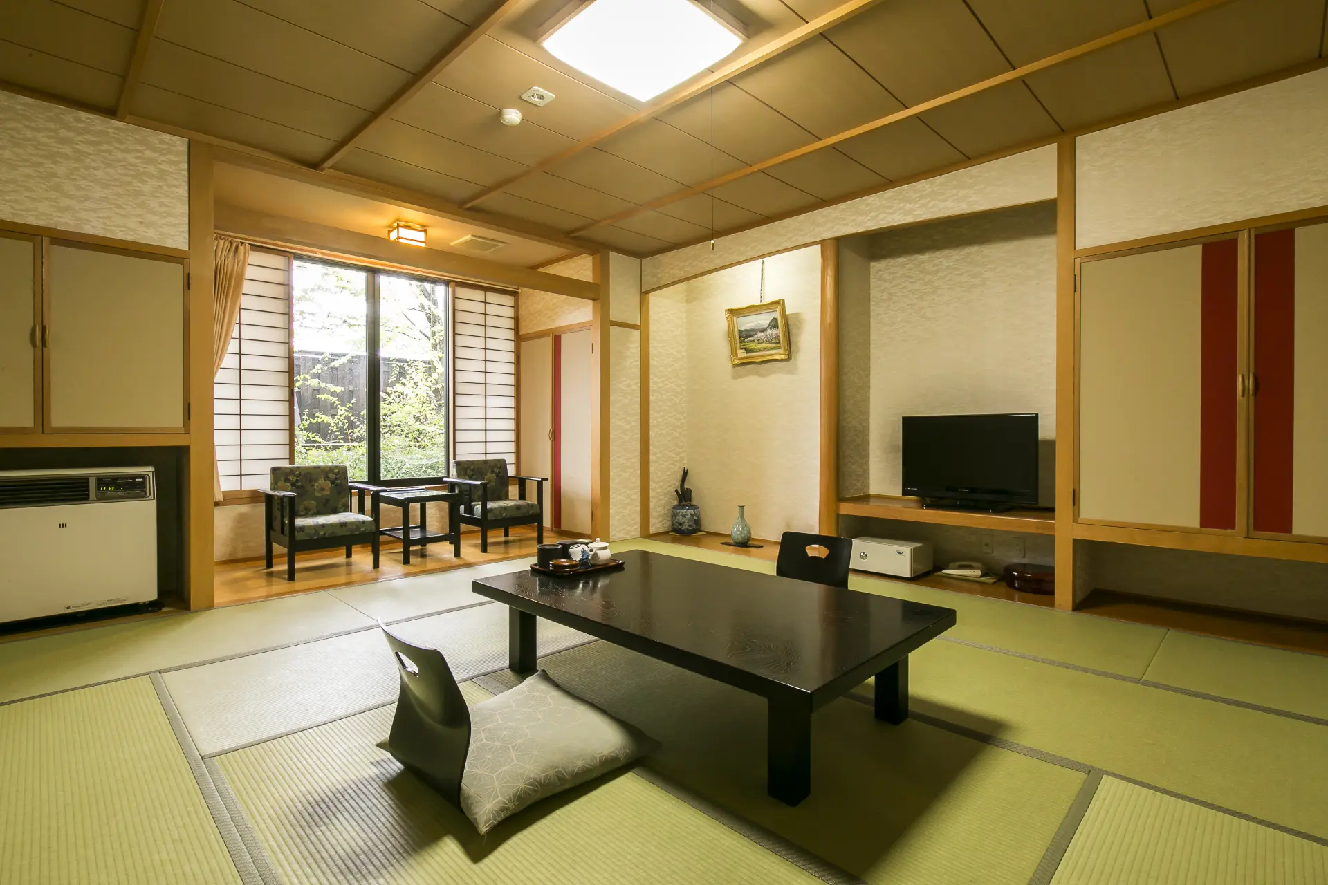 広々とした和室がメインの客室でゆったりと寛げる