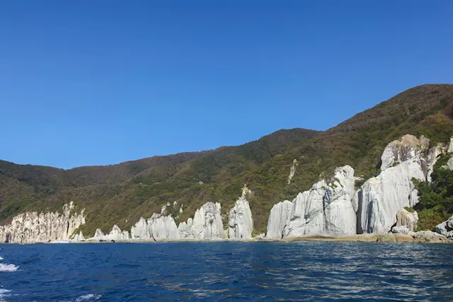 自然の産物とは思えない奇石群が連なる下北半島の秘境