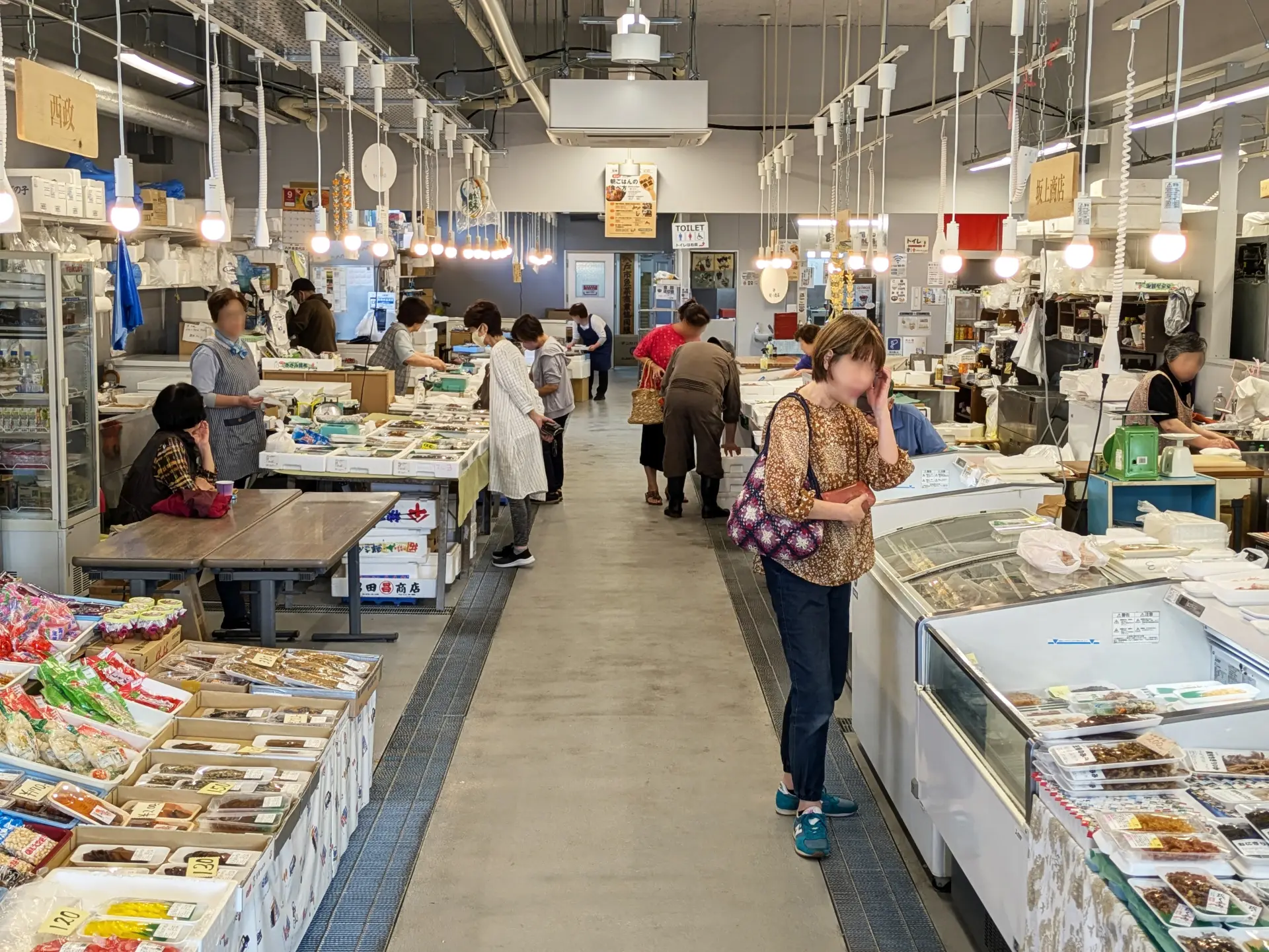 購入した商品は市場内の食堂「朝めし処魚菜」でイートインできる