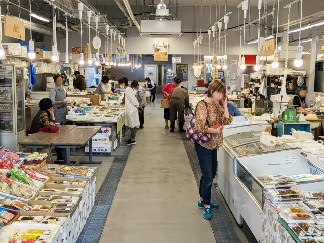 購入した商品は市場内の食堂「朝めし処魚菜」でイートインできる