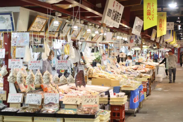 青森の美味が幅広く揃うので、お土産探しにも最適