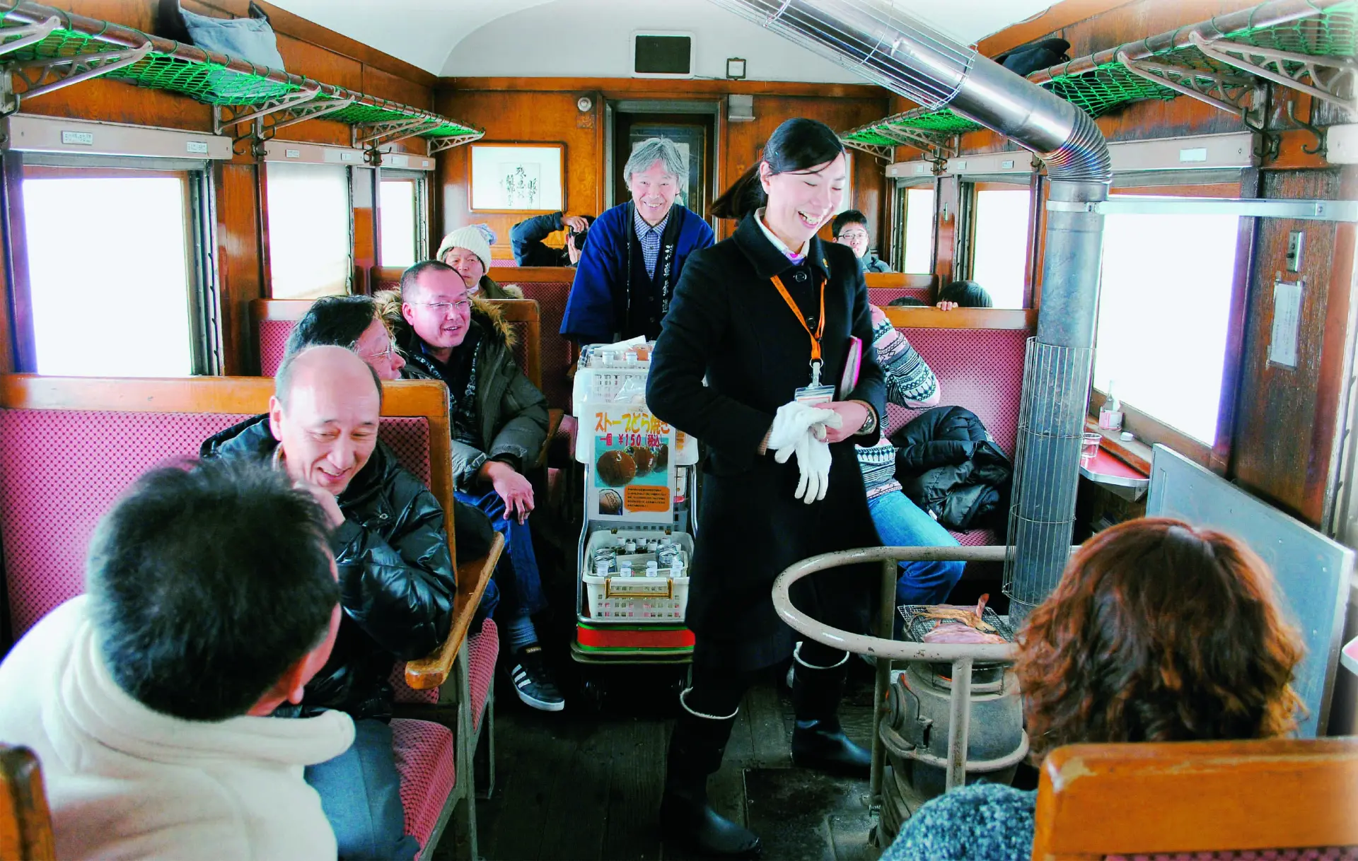 木材を基調としたレトロな車内にはあたたかな空気が満ちている