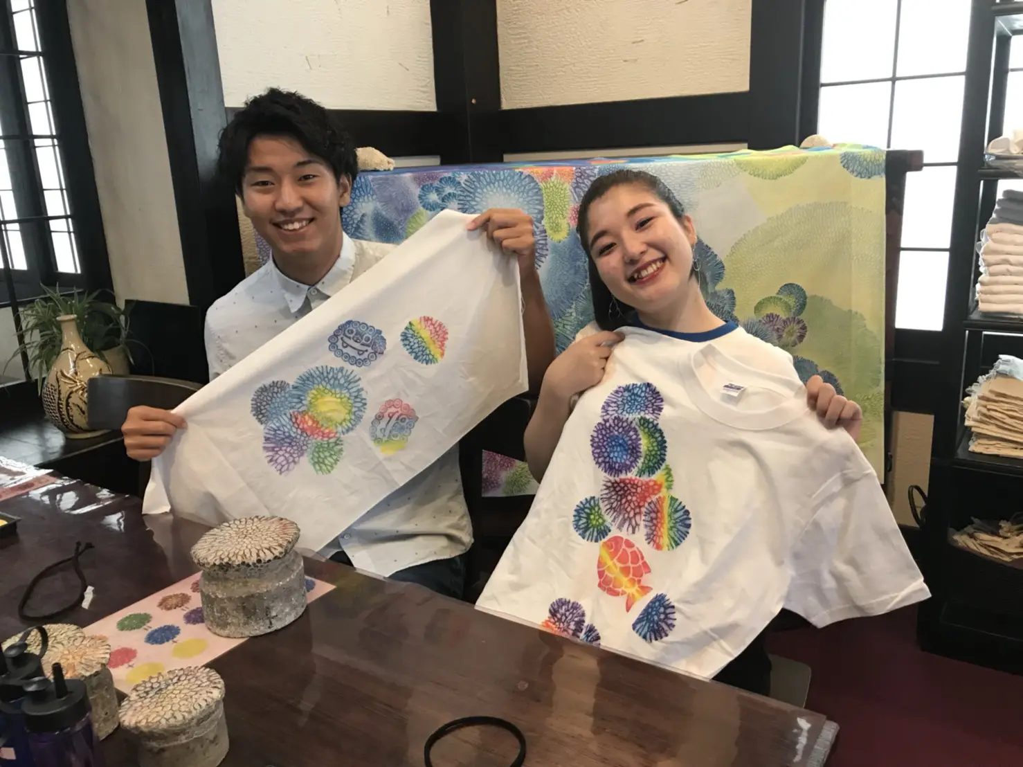 雨の日にも最適なサンゴ染め体験でできたTシャツ