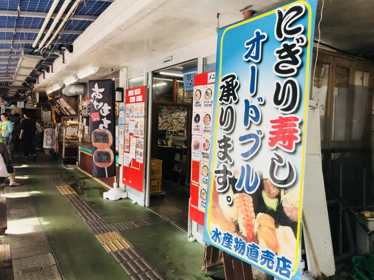 直売はもちろん、フードコートでも沖縄らしさを満喫できる