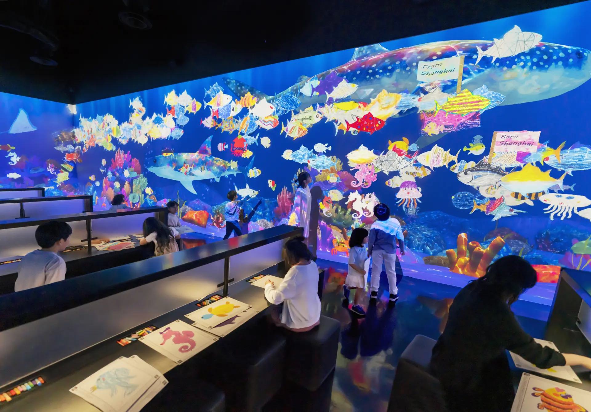 チームラボ《世界とつながったお絵かき水族館》