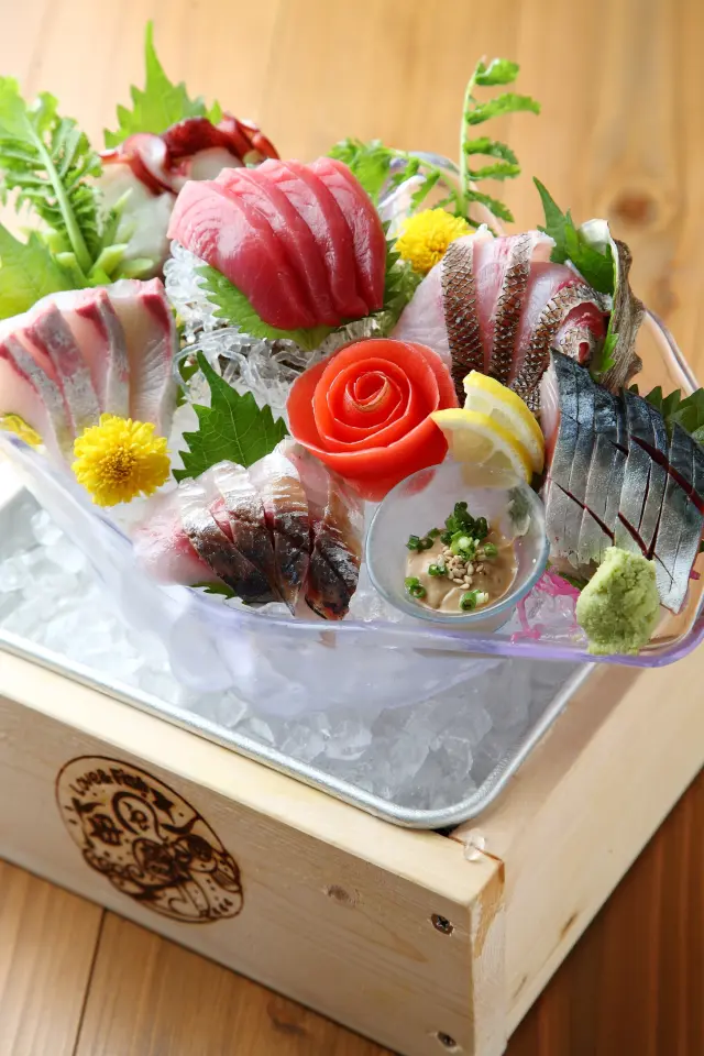 天然本マグロを含む豪華な刺身盛り「海の玉手箱」