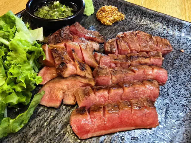 厚切りなのに、驚きの柔らかさの「牛タンの藁焼き」