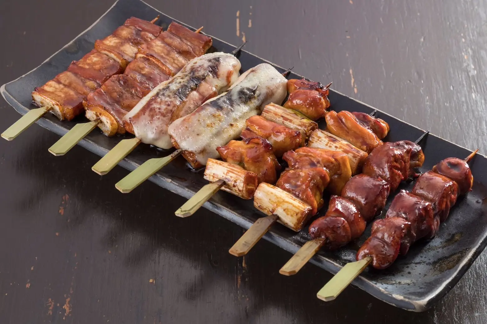 定番の「焼鳥」は外が香ばしく中はジューシー