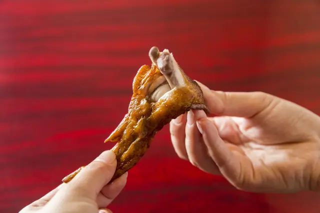 外はカリッと中はジューシーな「とめ手羽」